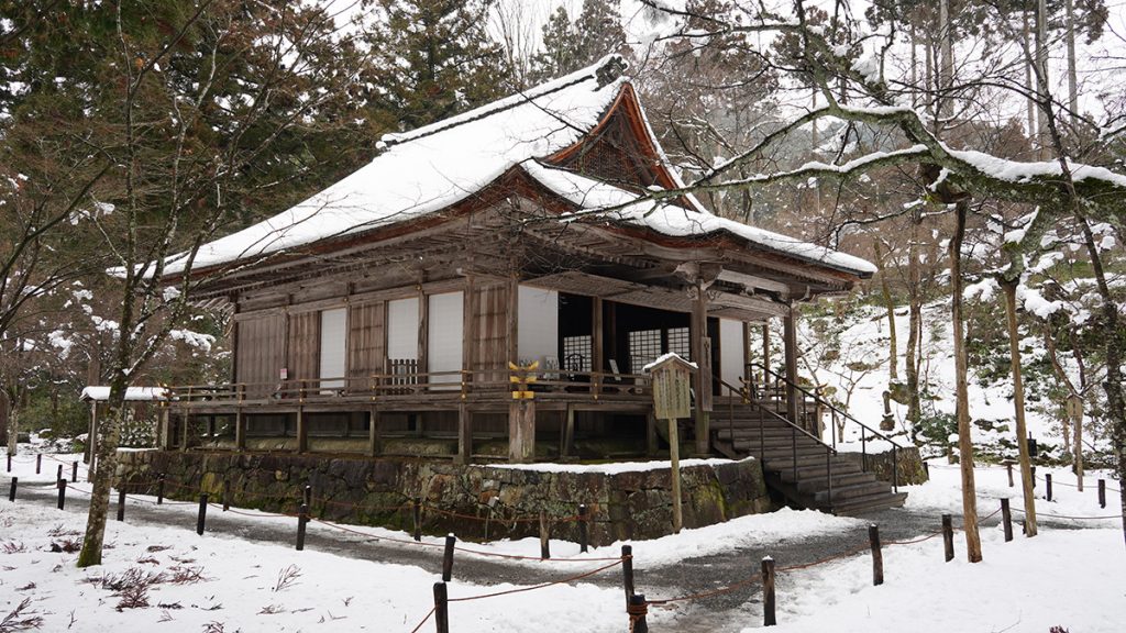 雪の中にたたずむ「往生極楽院(おうじょう ごくらくいん)」