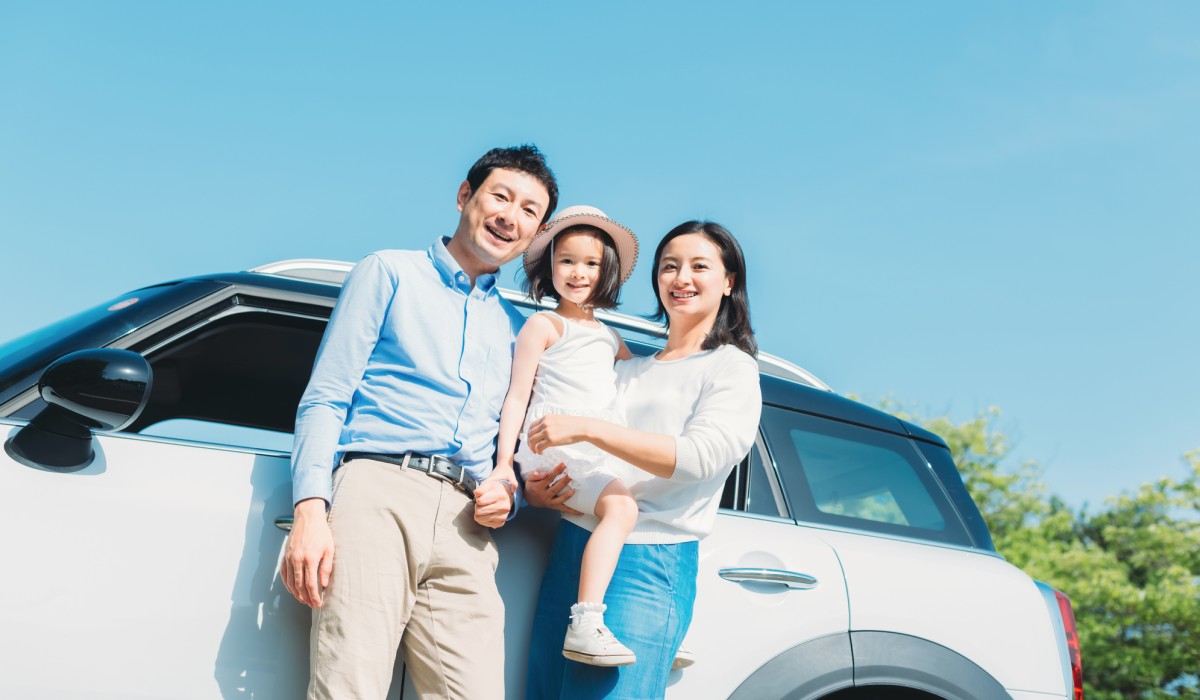 コンパクトカーを利用する家族
