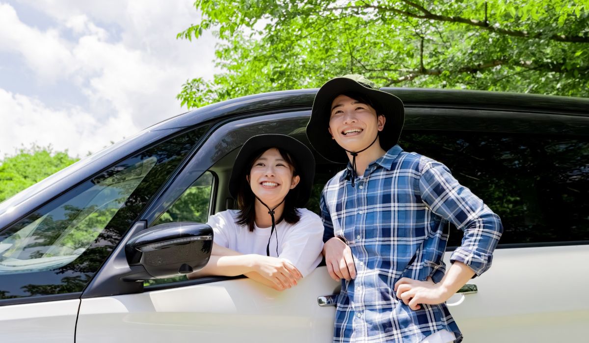 用途に合わせて車種を選んでいるカップル