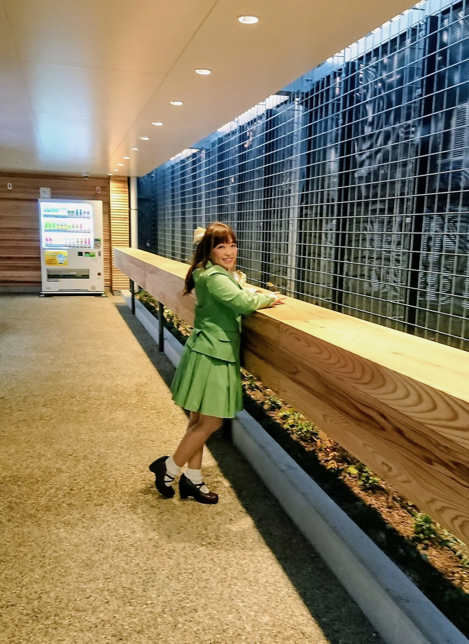 お気に入りの長～いテーブルと一緒に。写真は2019年供用開始当時のもの。（撮影：日本サぱ協会）