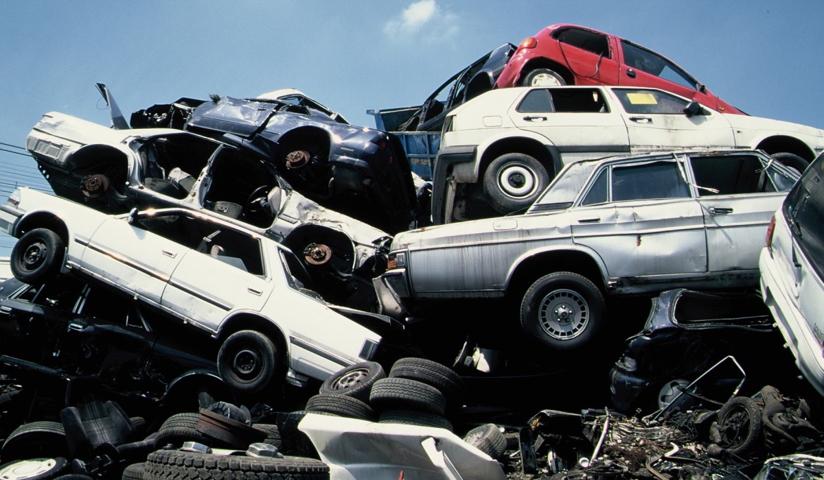 重ねられた廃車