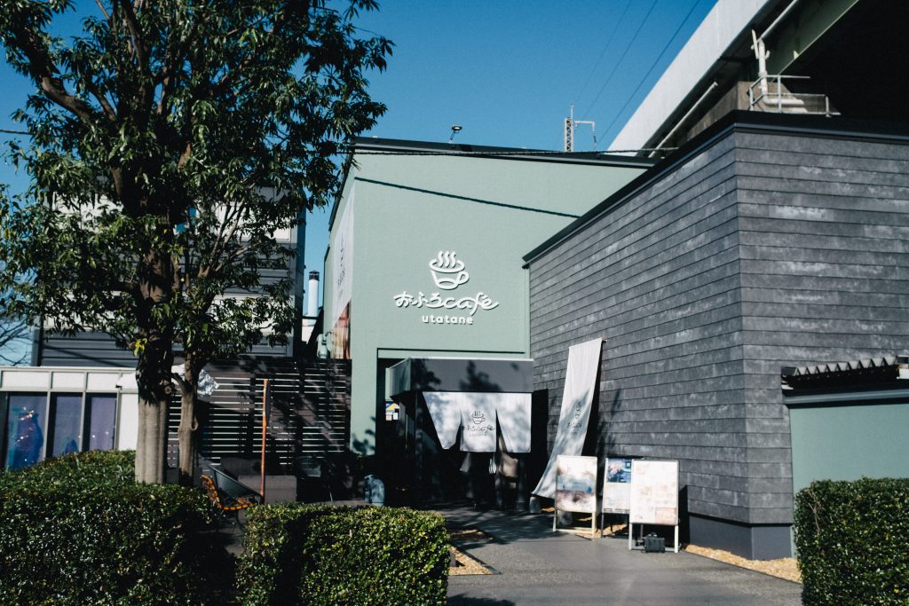 高架橋下にある「おふろcafé utatane」。今回のコースでは右折入場になるため、対向車確認は忘れずに