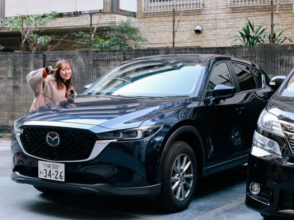 今回予約したのはブラックのマツダ「CX-5」。女子旅ではありますが、大きいクルマにテンションがあがる!