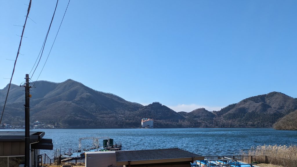 湖畔近辺には観光ボートや小さな商店も建ち並んでいるものの、ほとんどは土日やお休みシーズンの運営となる