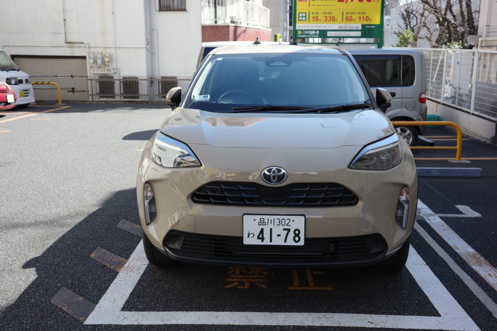 今回お借りしたのは、トヨタ「ヤリスクロス HYBRID」。落ち着いた茶色の色合いがオシャレで、運転のテンションも上がる