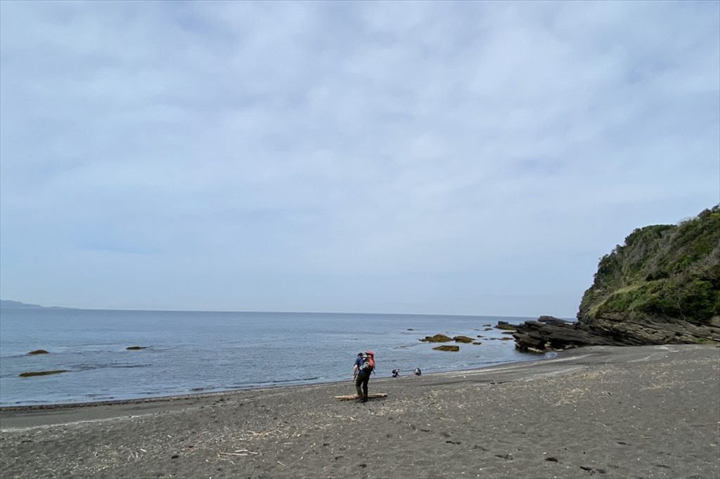 あらかじめ裾をまくりやすいズボンを履いておくと、海に入る準備が楽になる