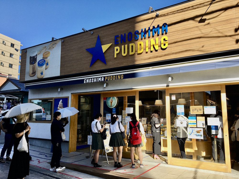 ウッディーな外観が目を引く「江の島プリン」は連日大人気
