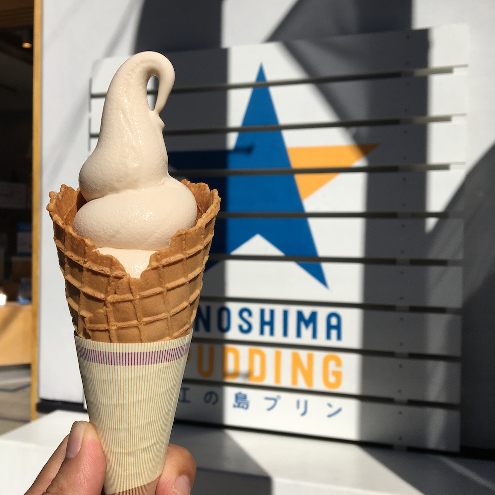 「麦こがしソフト」(税込み390円)。他には「江の島プリンソフト」(税込み380円)もある