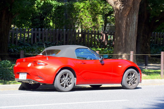 2シーターのスタイリッシュな車体