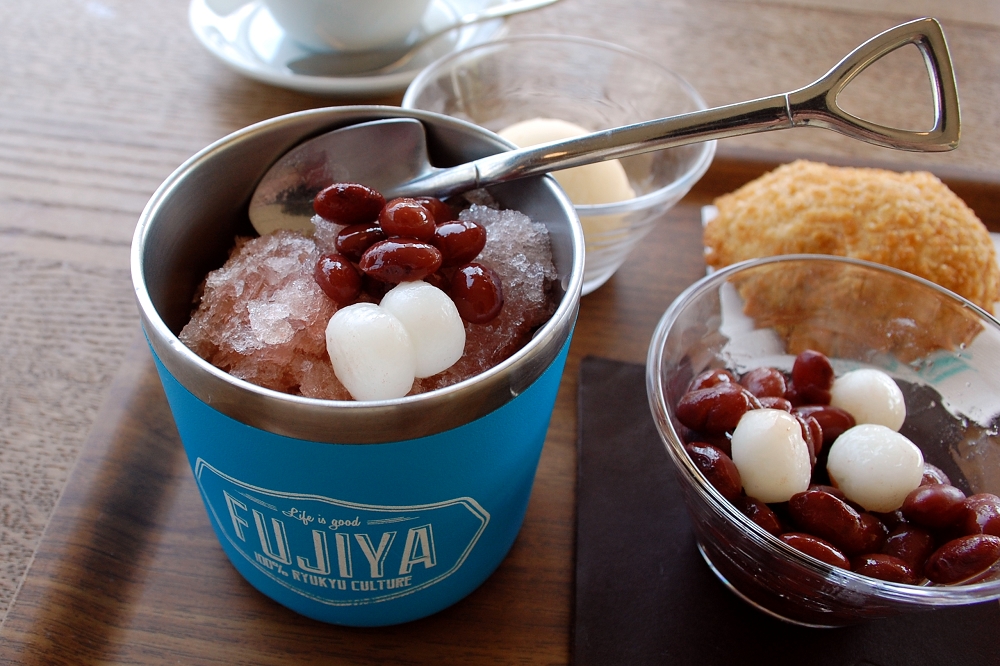 「富士家ぜんざい」800円、トッピングのバニラアイスは200円。ホットコーヒーは400円（すべて税込み）。お口直し用のせんべいは「亀の甲せんべい」という沖縄のせんべいだ