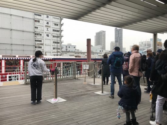 奥に見えるのは真っ赤なボディが印象的な観光船「竜馬」