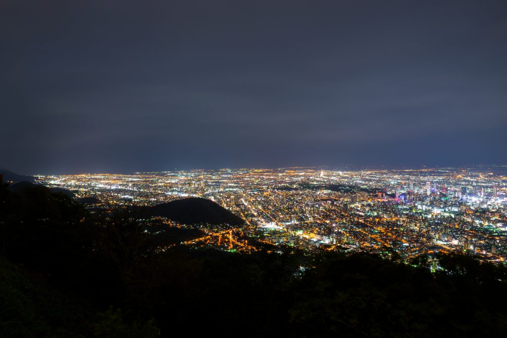晴れた日には、最高の夜景が楽しめる藻岩山の山頂