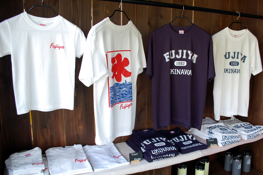 店内の一角では、オリジナルの富士家グッズが販売されている