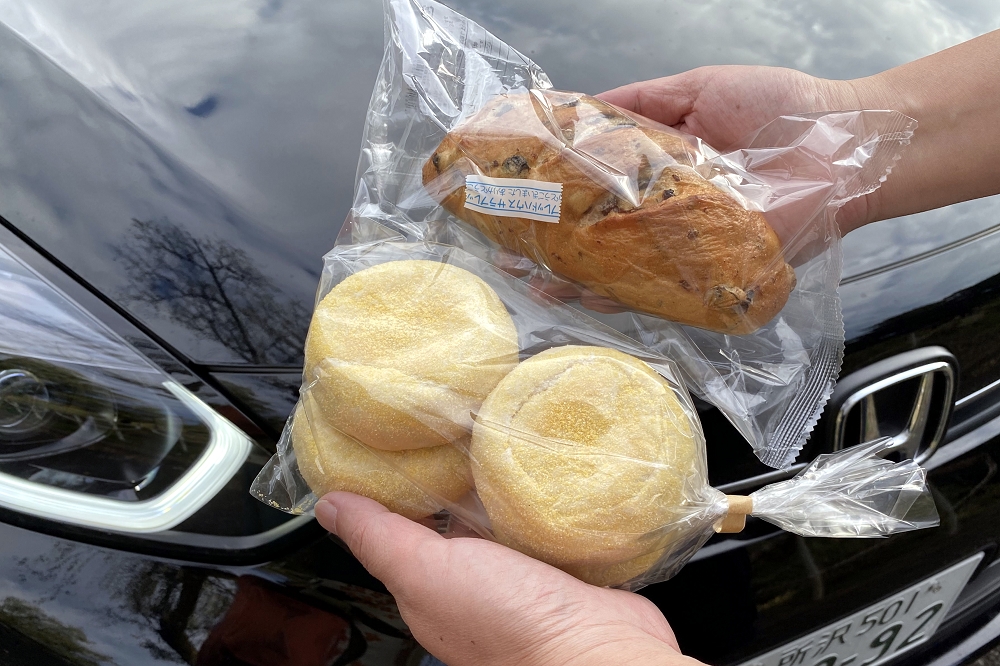 レーズンパンは250円、イングリッシュマフィンは400円(ともに税込み)