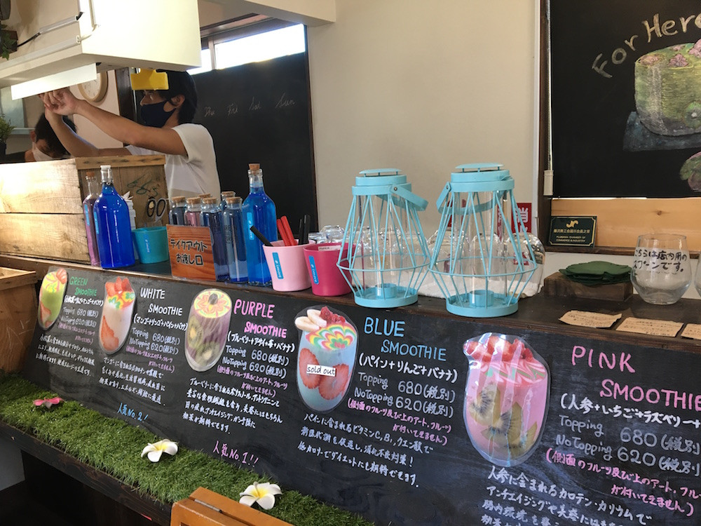 チョークペイントやメニューが、アーティスティックな店内