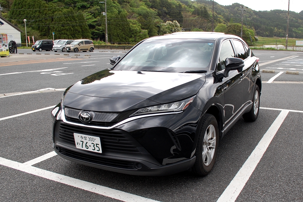 まるでスポーツカーのような、精悍な顔つきと流麗なシルエットの新型ハリアー