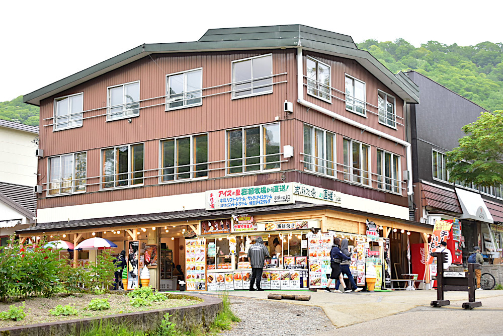 ソフトクリームをはじめとして、揚げいも、海鮮焼きなど北海道らしいメニューがずらりと並ぶ「北のうまいもん店 碧水」