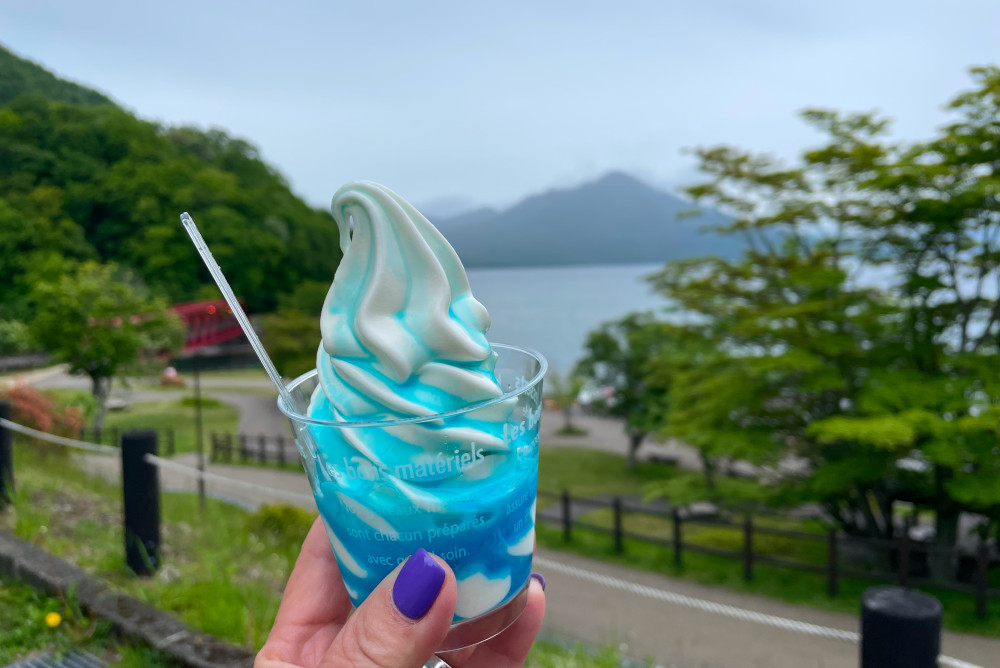 目に鮮やかなブルーのソースがトッピングされた「支笏湖ブルーサンデー」500円（税込み）