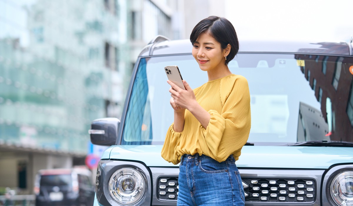 スマ－トフォンで予約してカーシェアを借りる人