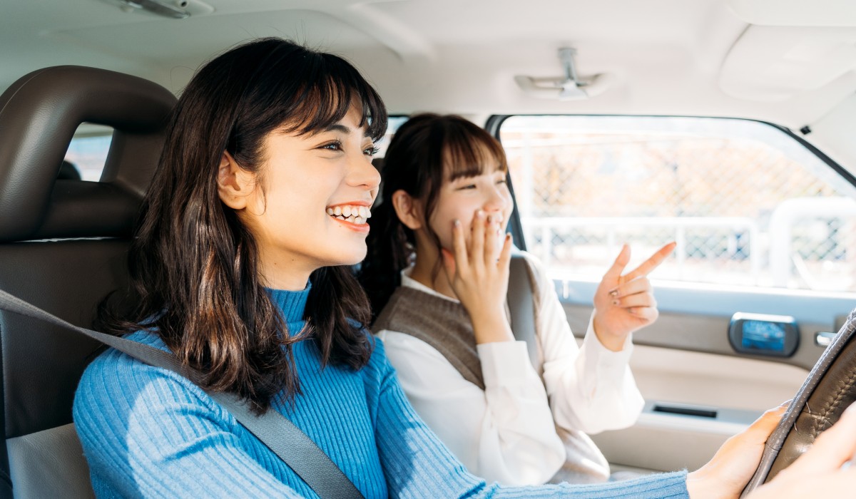 少人数でドライブを楽しむ様子