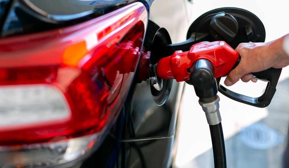 カーシェアのクルマに給油をする様子