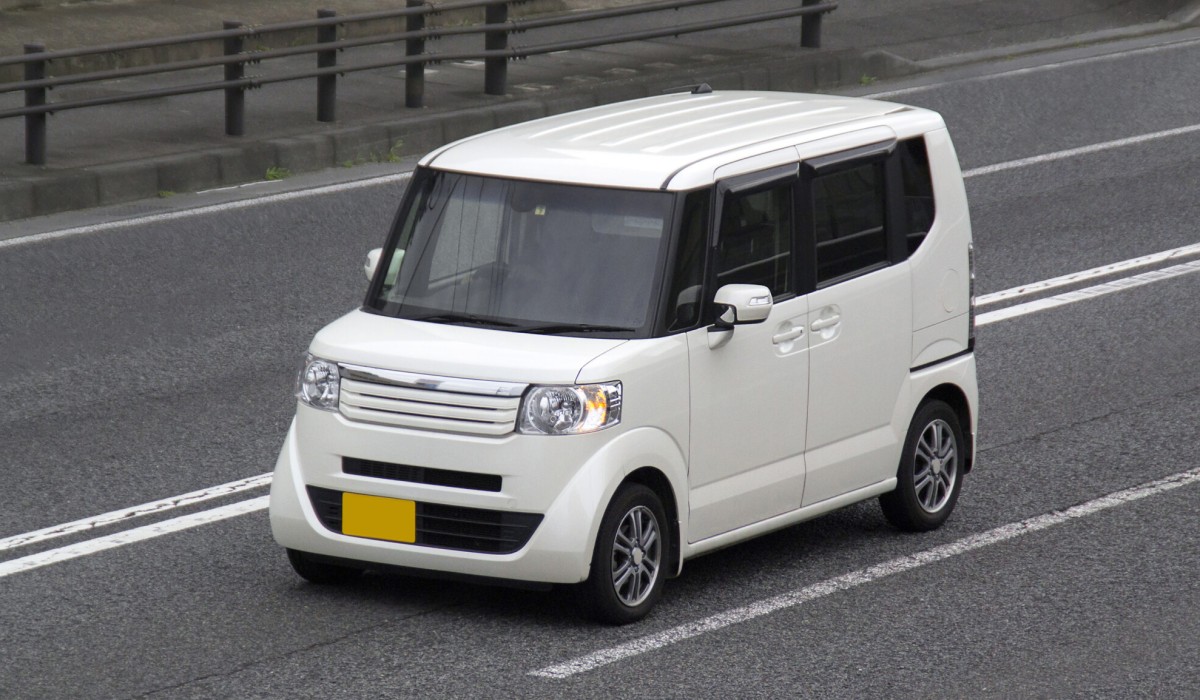 道路を走る軽自動車