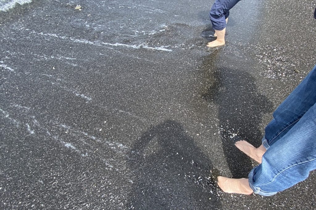 海水はとてもきれい。砂が大きいからか、波が引くと足が潜る