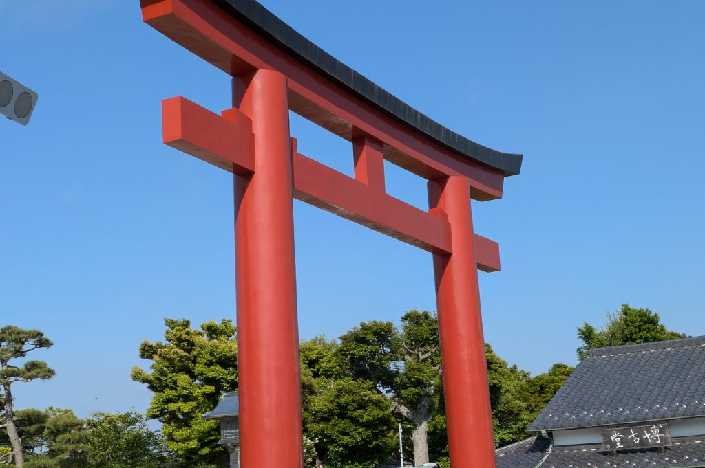 見えてくるのは鶴岡八幡宮の大鳥居