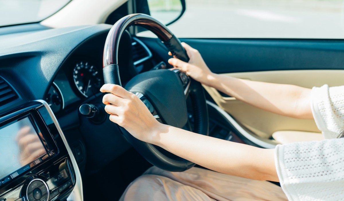代車を運転する人
