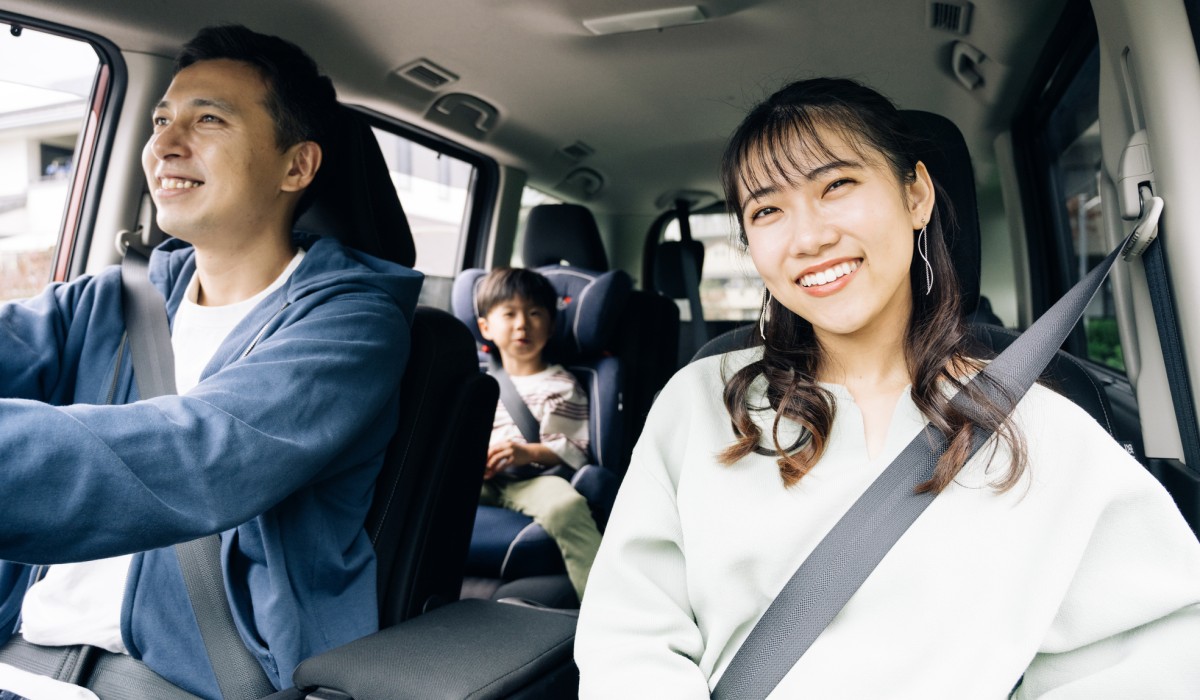 SUVに乗る家族