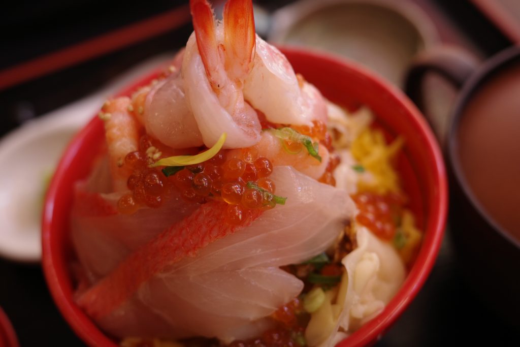 「まかない丼」3,000円(税込み)は、金目鯛の大きな切り身を始め、甘エビやいくらなどの切り落としをたっぷりと。さまざまな味が楽しめる、熱海ならではの丼