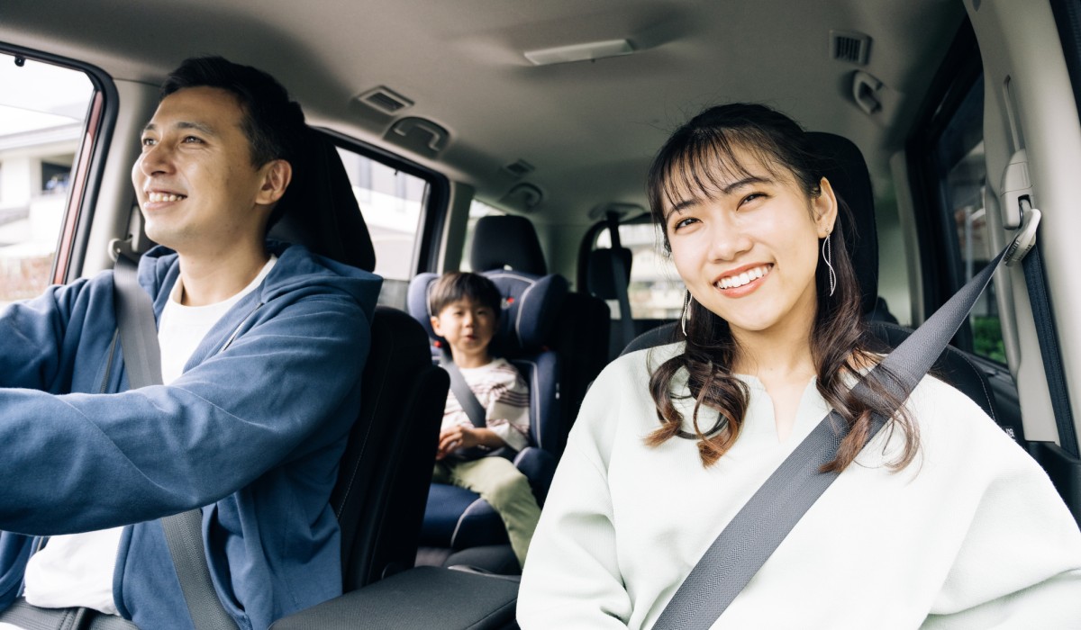 マイカーに乗る家族