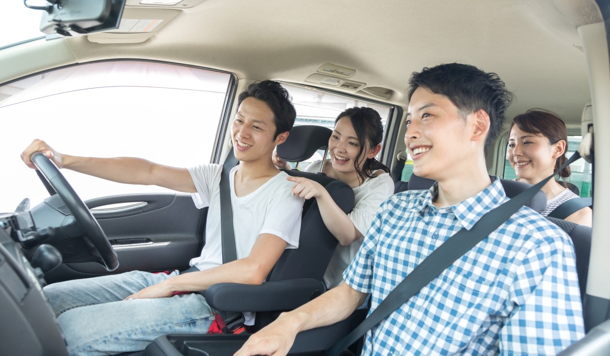 車で旅行する人たち