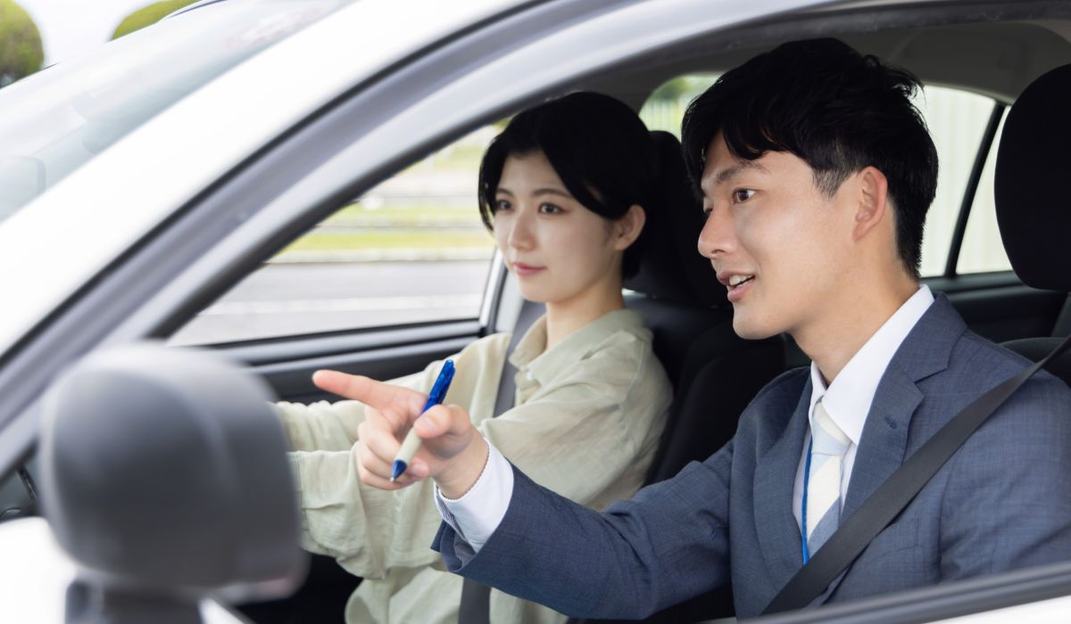 運転練習のレッスンを受ける人