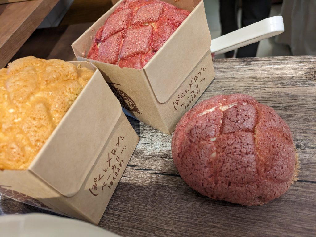 左:「ぼくのメロン食パン」「ぼくのいちごメロン食パン」各500円(税込み)、右:「ぼくの焼きいもメロンパン」350円(税込み)を購入