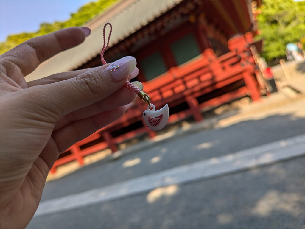 鶴岡八幡宮のおみくじといえば「鳩みくじ」。中には小さな鳩のお守りが入っている。好きな色を選ぶこともできるが、運に任せるのもあり