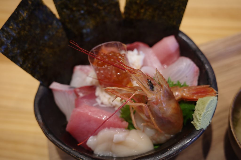 「海鮮丼(特上)」3,080円(税込み)は、木更津の海の幸をふんだんに使った海鮮丼! 甘エビが頭ごと乗っているのがうれしい