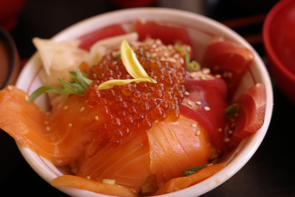 「漬けサーモンまぐろ丼」2,000円(税込み)は、しっかりと漬け込んだサーモンとまぐろが目にも鮮やか。セットとして付いてくるお出汁でお茶漬けにすると、その風味が一層感じられた