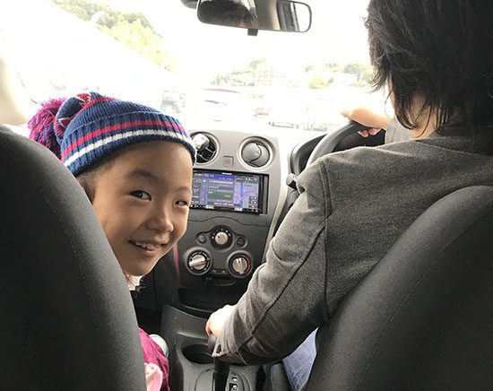 家族でお出かけのときは助手席争奪戦。見事ゲットした笑顔