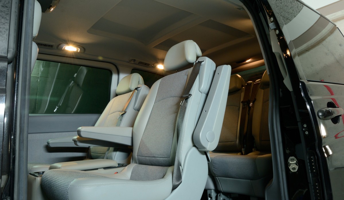 ミニバンの車内