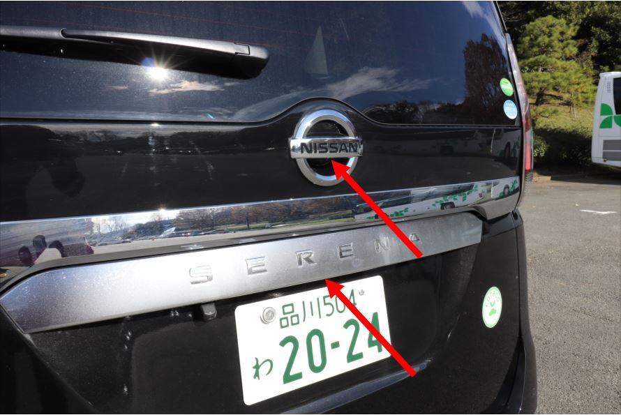 ハーフオープンのスイッチはNISSANのロゴの下、全開のスイッチはSERENAのロゴの下にある