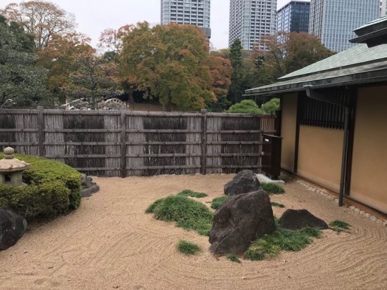出口には小さな日本庭園があります