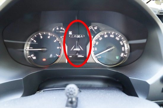 レーンディパーチャーアラートは、メーター中央の表示と音で「車線はみ出し」を警告