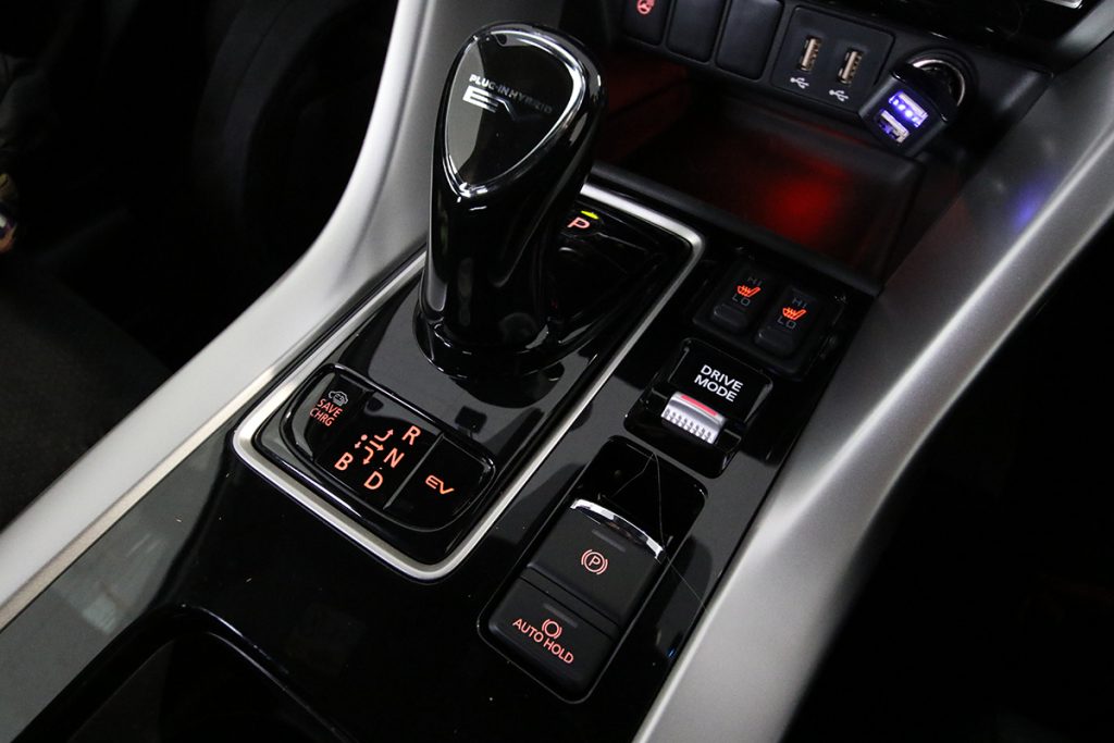 シフト操作は少し慣れが必要な配置なので運転前に確認を。パーキングブレーキは電動式で、シフトレバーの右後方にスイッチが配置されている