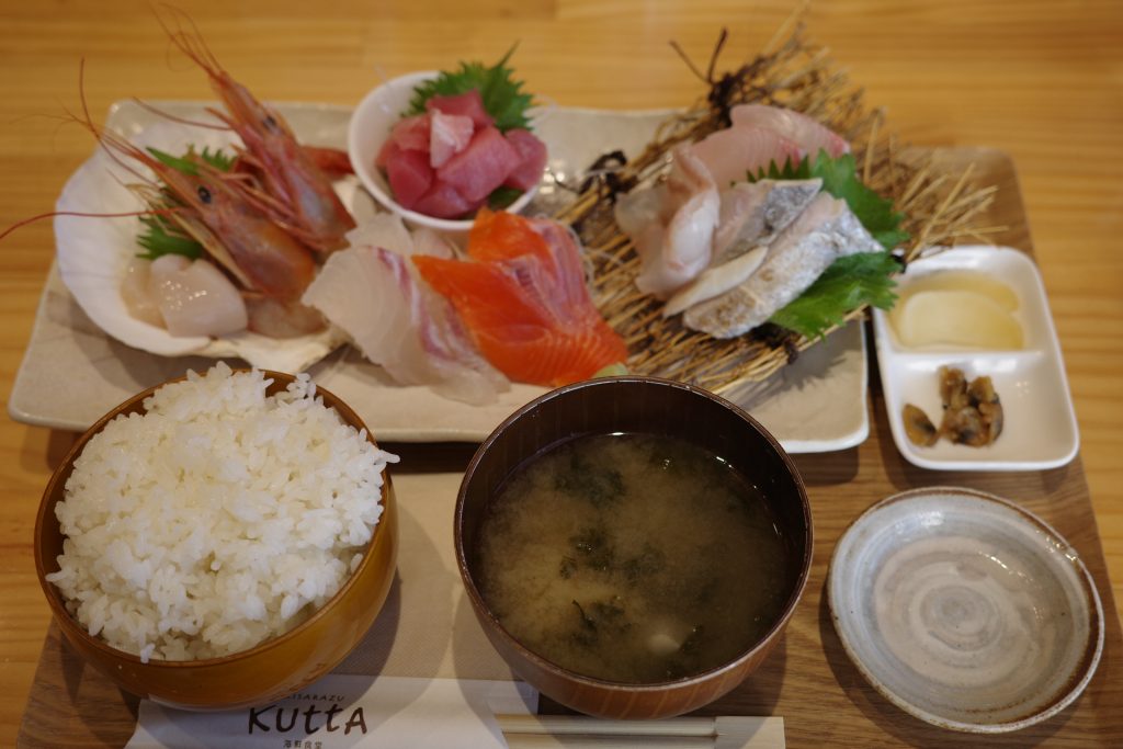 「刺身盛り合わせ(8種)」2,398円(税込み)。この日はまぐろ、真鯛、カンパチ、タチウオ、ひらめ、エビ、ホタテ、サーモンの8種。その日の水揚げによって内容は変わるそう
