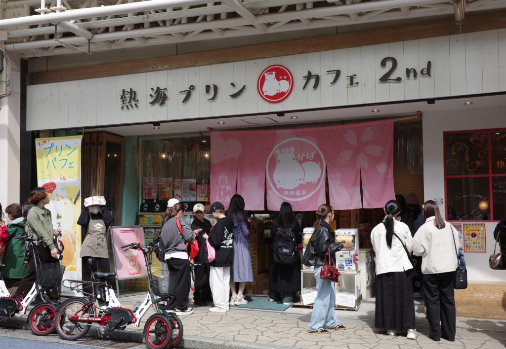 「熱海プリン」はその店の周りに人だかりができるほどの大盛況。土日には売り切れも発生するほどの人気っぷりなのだとか