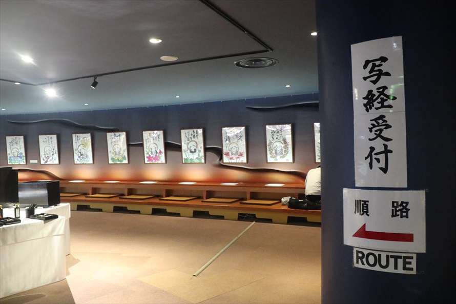 写経席は77。1人ひとり壁に向かって落ち着いて写経ができる仕様