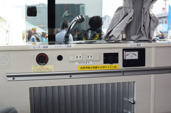 車内には、給水タンク式の水道の他、冷蔵庫、ヒーター、コンセントが揃う