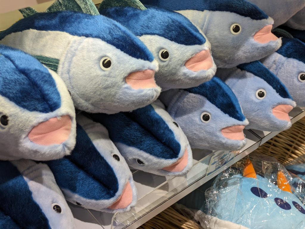 お土産の商品の中でも、やはりクロマグロが目立つ