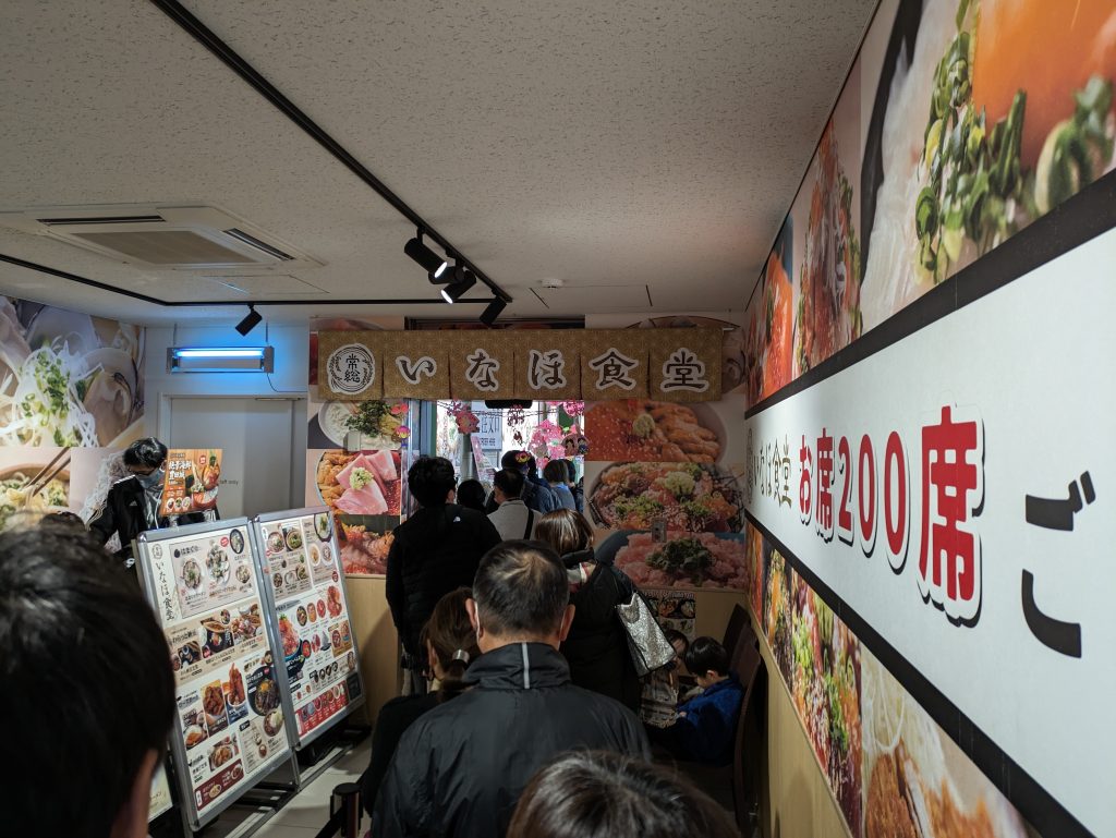 ズラリと行列が。見た目ほどは並ばない印象。食券制